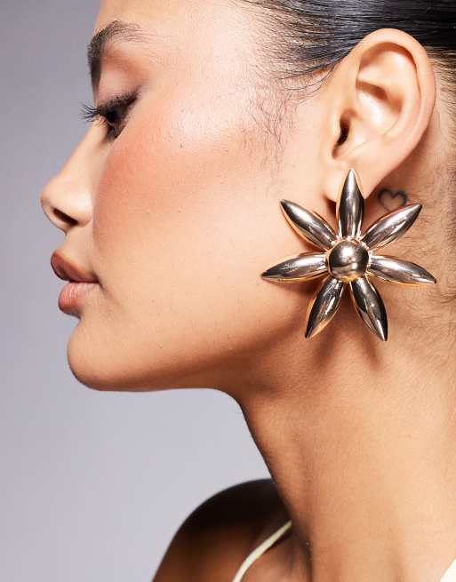 Kaiia – Überdimensionale Blumen-Ohrstecker in Goldoptik