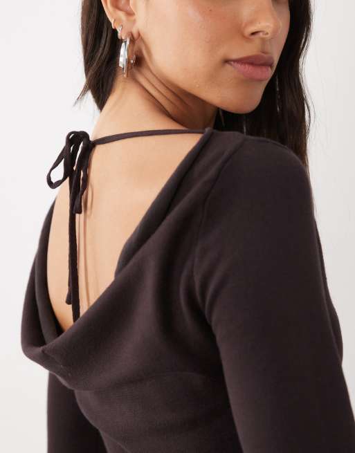 Kaiia vestido mini skater exclusivo de punto con escote asimétrico y espalda drapeada en chocolate, 2 de 4