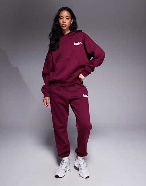 Kaiia – Vinrött och rosa set med huvtröja, joggers och kort topp i oversize med broderad logga - view 1