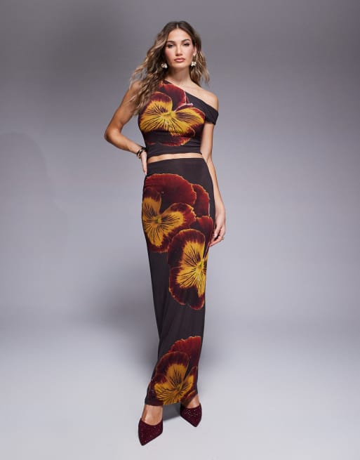 Kaiia x Sasha Corte - Coordinato con crop top con spalle intrecciate e gonna lunga marrone cioccolato con stampa a fiori