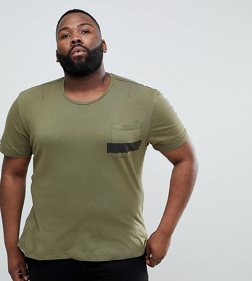 Kakifarvet t-shirt med stribet lomme og asymmetrisk kant fra Religion PLUS-Grøn