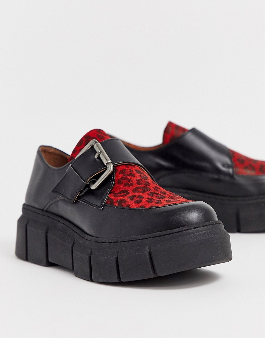Kaltur chunky sko med spændedetalje i rødt leopardmønster