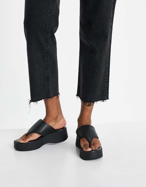 Kaltur – Svarta flip flops i läder med flatform-sula