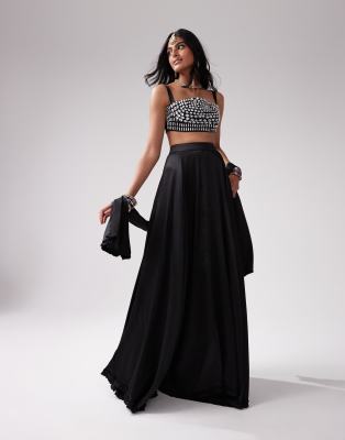 Kanya London - Set in Schwarz mit weitem Lehenga-Rock mit Rüschen und Dupatta-Schal