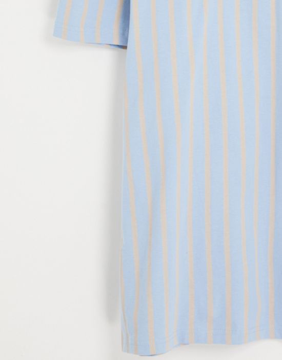 https://images.asos-media.com/products/karl-kani-keans-signature-t-shirt-in-blue-with-sand-pinstripe/202228368-4?$n_550w$&wid=550&fit=constrain