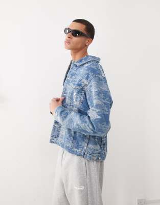 Karl Kani - OG - Veste en jean effet usé avec motif camouflage - Bleu moyen délavé