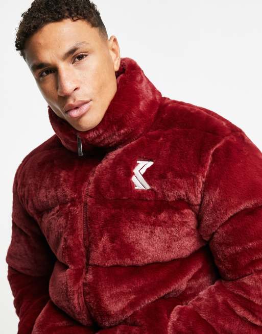 Karl Kani – Steppjacke aus Kunstpelz in Burgunderrot ASOS