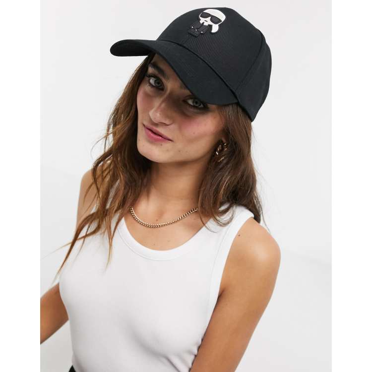 Karl Lagerfeld k ikonik cap