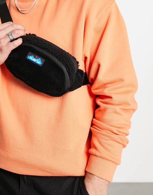 Kavu – Snuggy Spectator – Gürteltasche mit Fleece in Schwarz