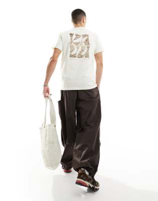 Kavu – T-Shirt mit gespleißtem Design in Wollweiß und Rückenprint