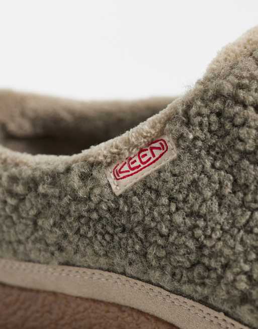 Keen Howser fleece slides in dark olive, 3 of 4