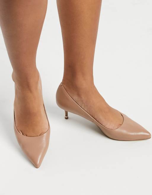 Tan court 2025 shoes mid heel