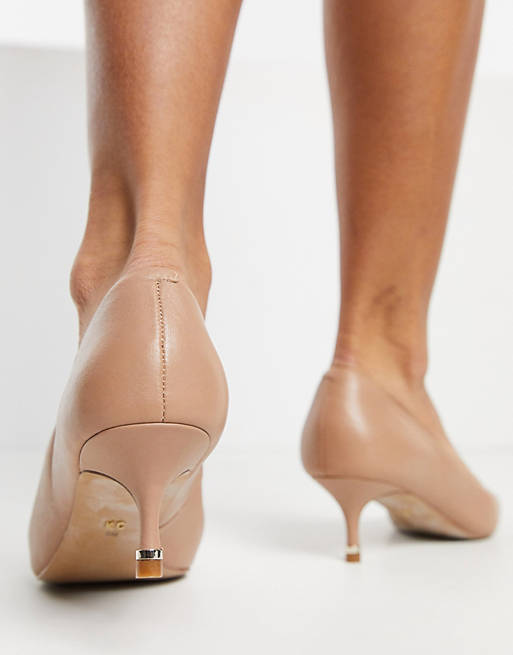 Kenneth Cole - Riley Sko med medium hæl i gyldenbrunt læder | ASOS