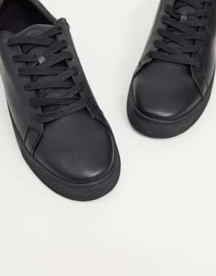 kg black trainers