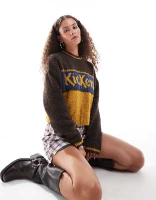 Kickers - Kastiger Bouclé-Strickpullover in Braun mit Logo-Bunt