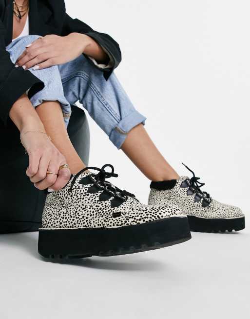 Kickers – Kick Hike Stack – Leopardmönstrade boots med snörning och teddykant av läder med hästhårseffekt, endast hos ASOS