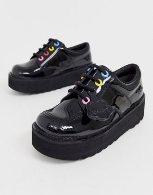 Kickers - Kick Lo - Zwarte lakleren schoenen met plateauzool en gekleurde veteroogjes
