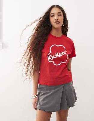 Kickers - Knapp geschnittenes T-Shirt in Rot mit Kickers-Logo in Stil der 90er