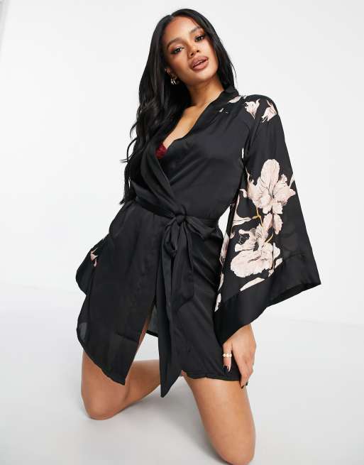 Kimono negro con estampado de flores de satén de Hunkemöller, 3 de 4