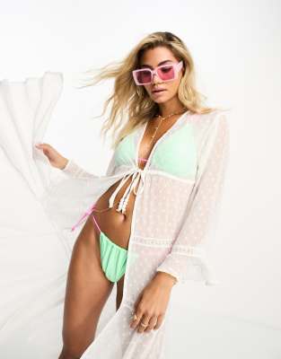Kimono playero color marfil escalonado de plumeti de chifón con insertos de encaje de Miss Selfridge 