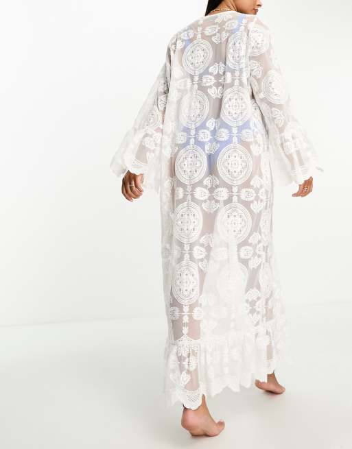 Kimono playero largo blanco con mangas fluidas y lazada de encaje bordado de Miss Selfridge, 2 de 4