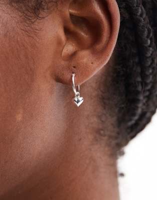 Kingsley Ryan - 12-mm-Creolen aus Sterlingsilber mit Herzanhänger