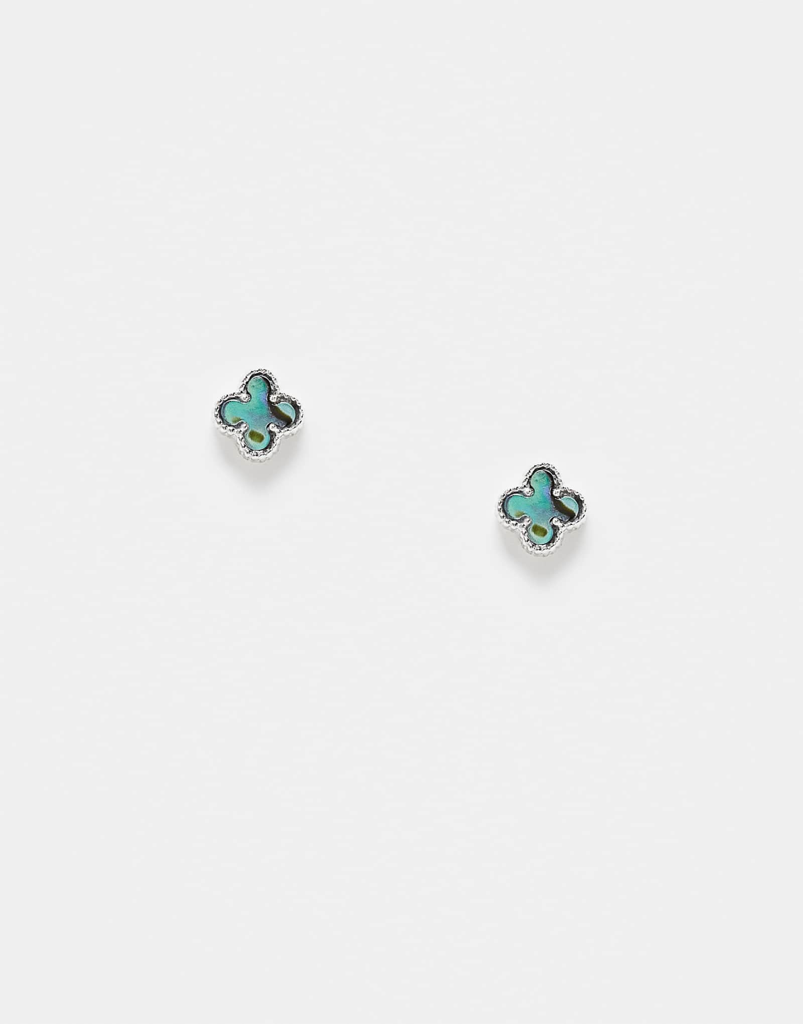 Серьги-гвоздики Kingsley Ryan abalone blue clover из хирургической стали серебристого оттенка