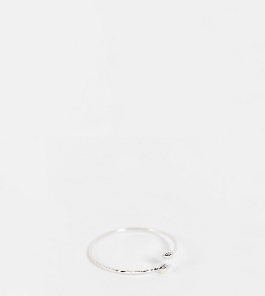 Kingsley Ryan Curve – Ring aus Sterlingsilber in Wickel-Optik mit Pfeil-Detail