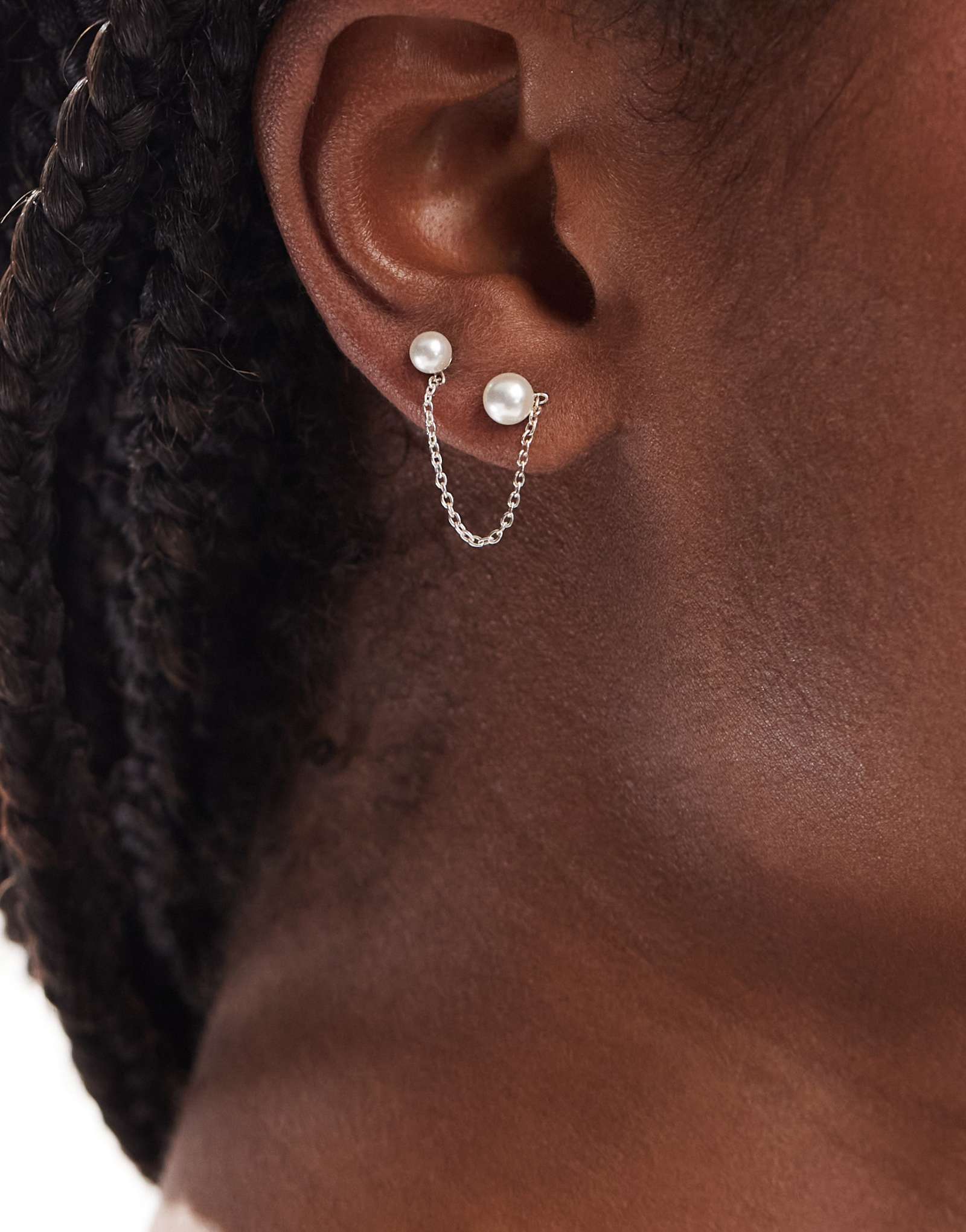 Одиночная серьга с двойной жемчужиной и цепочкой Kingsley Ryan из чистого серебра