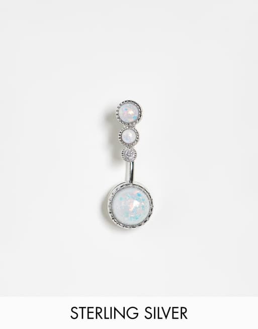 Kingsley Ryan – Dreifaches, ovales Bauchpiercing in Silber-Optik