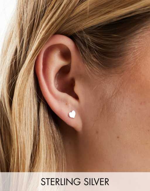 Kingsley Ryan – Flache Ohrstecker aus Sterlingsilber mit Herzdesign
