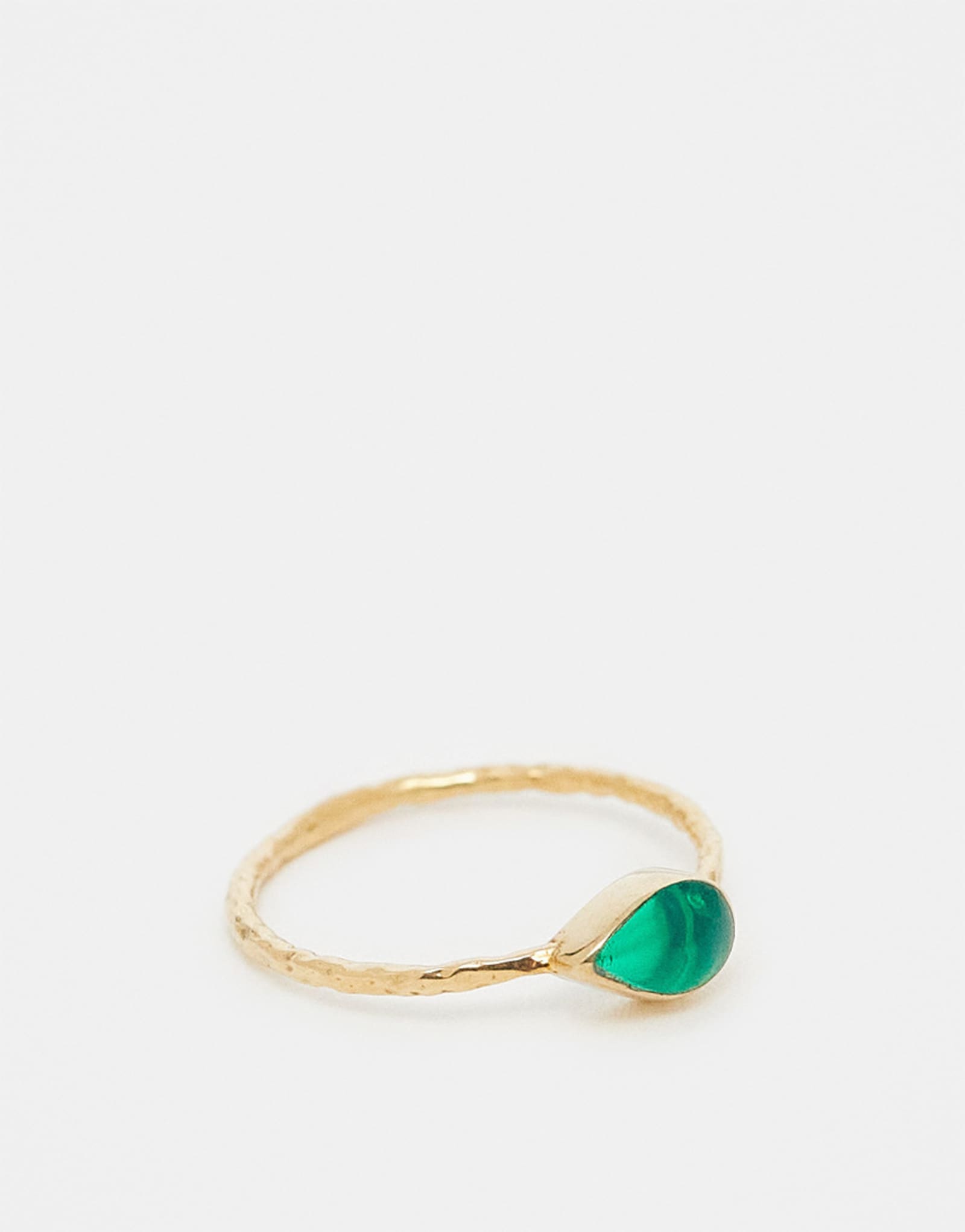 Позолоченное кольцо с чеканкой из зеленого камня Кингсли Райана