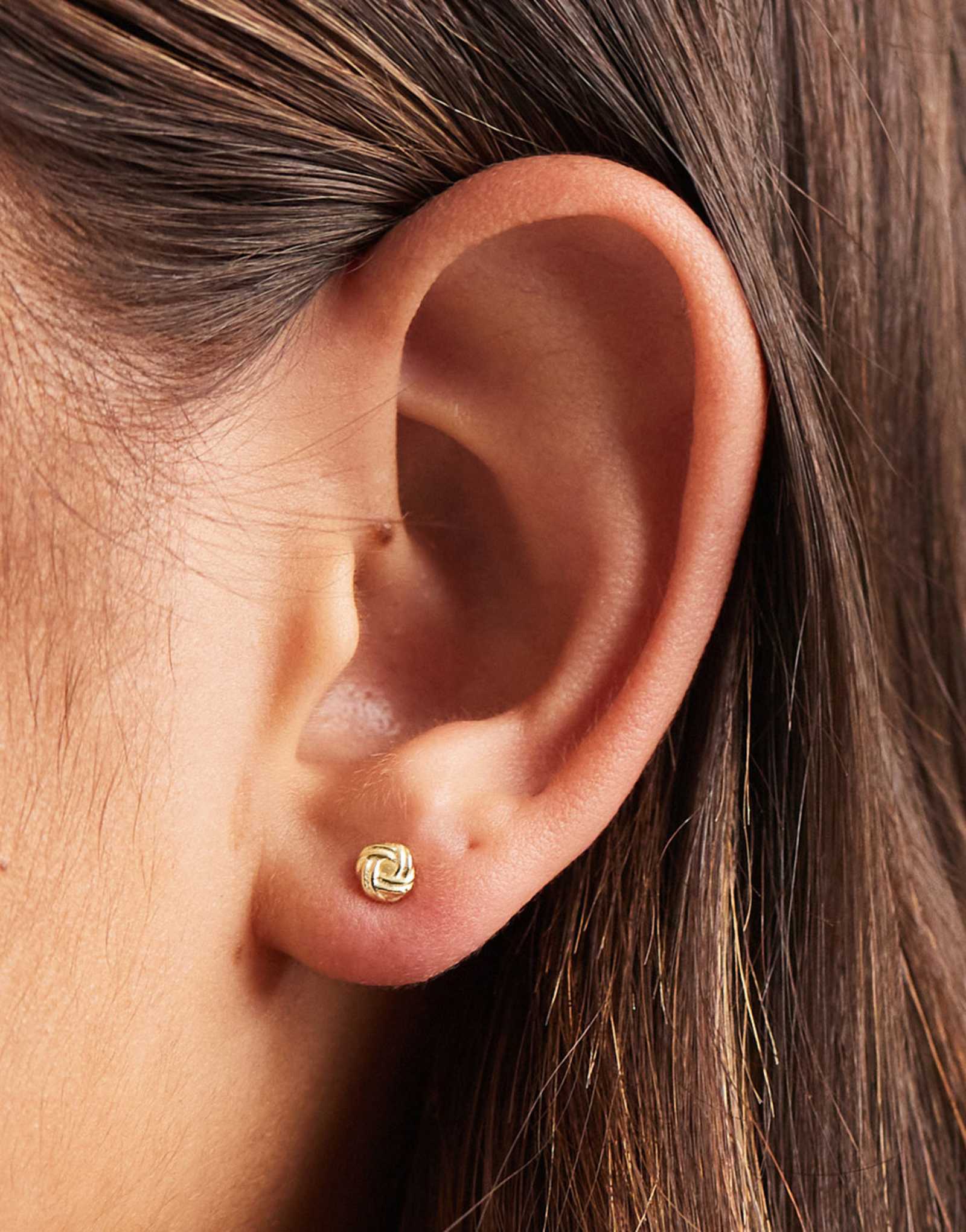 Позолоченные серьги-гвоздики с чеканкой от Kingsley Ryan