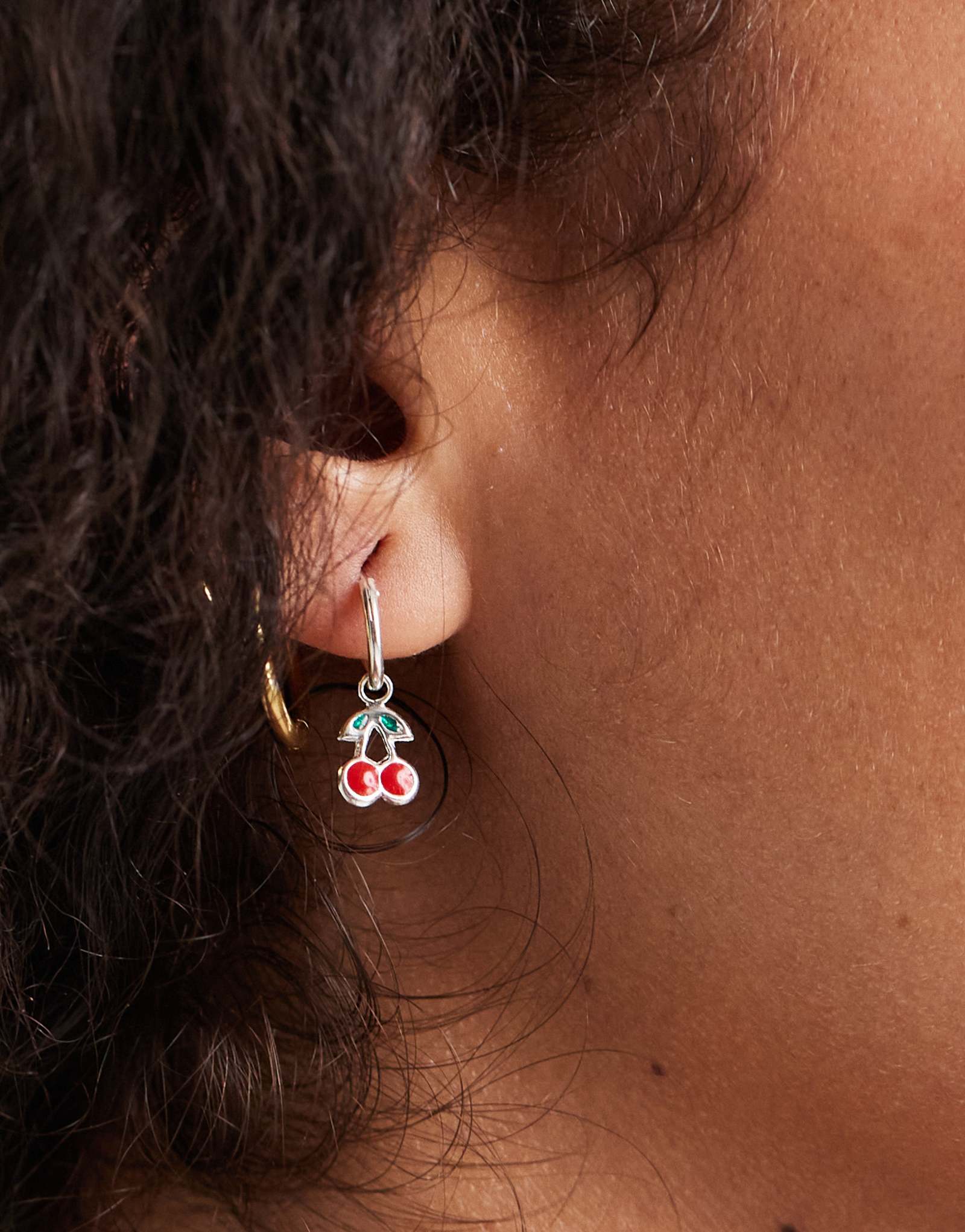 Серьги-кольца Kingsley Ryan с вишневым шармом из чистого серебра