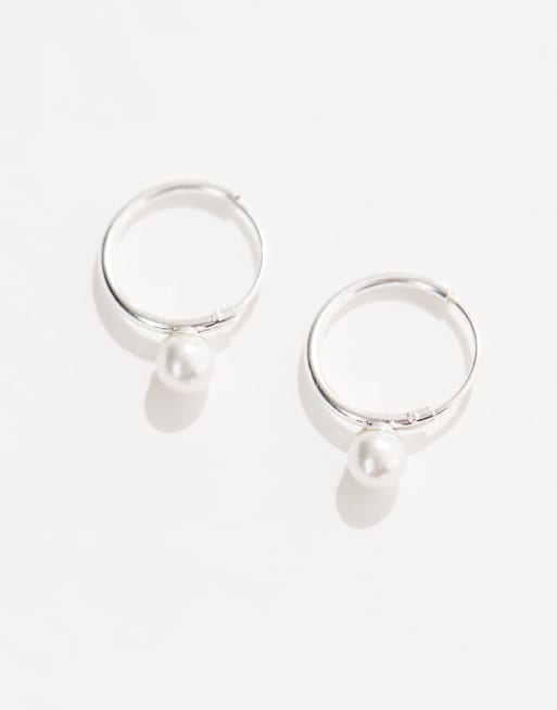 Kingsley Ryan - Huggie oorringen met pareltje in sterling zilver, 2 van 3