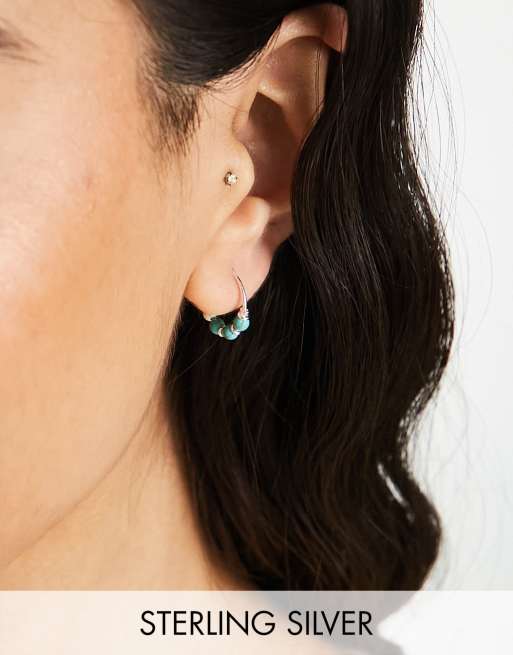 Kingsley Ryan - Huggie oorringen van sterling zilver met turquoise balletjes
