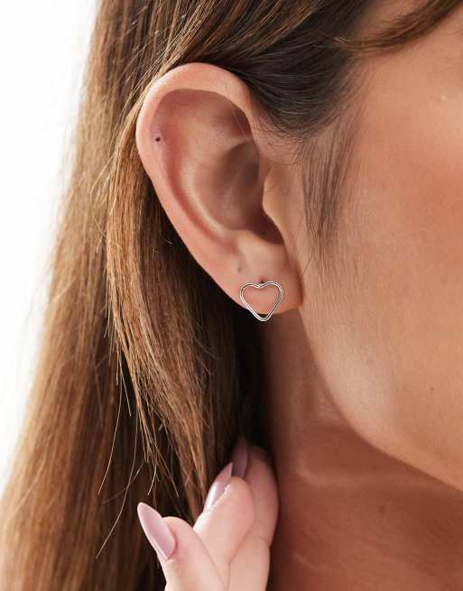 Kingsley Ryan - Orecchini a bottone a forma di cuore con cut-out in argento sterling