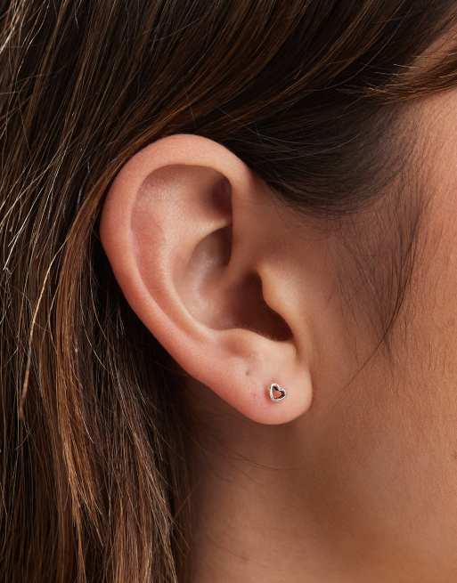 Kingsley Ryan - Orecchini a bottone a forma di cuore mini con cut-out in argento sterling