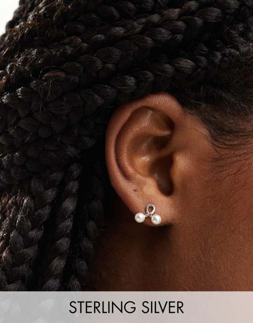 Kingsley Ryan - Orecchini a bottone con nodo e perle in argento sterling