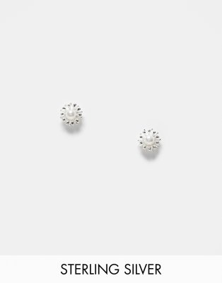 Kingsley Ryan - Orecchini a bottone in argento sterling a forma di fiore con perle