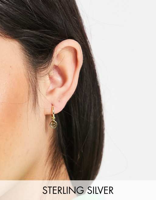 Kingsley Ryan - Orecchini a cerchio con ciondolo con smile in argento sterling placcato oro