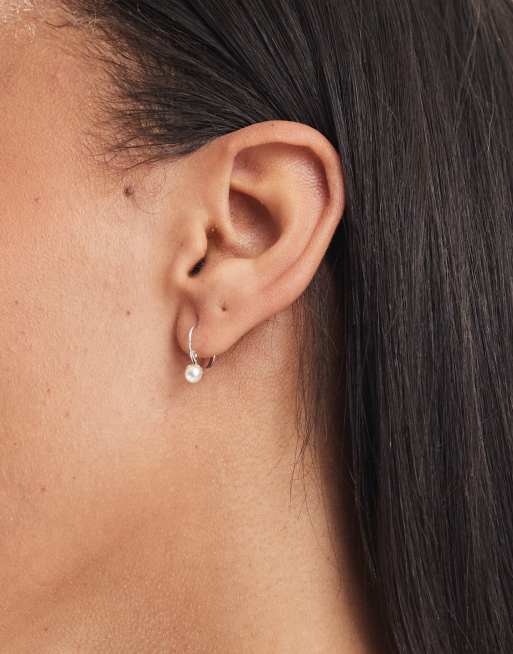 Kingsley Ryan - Orecchini a cerchio da 10 mm in argento sterling con perle