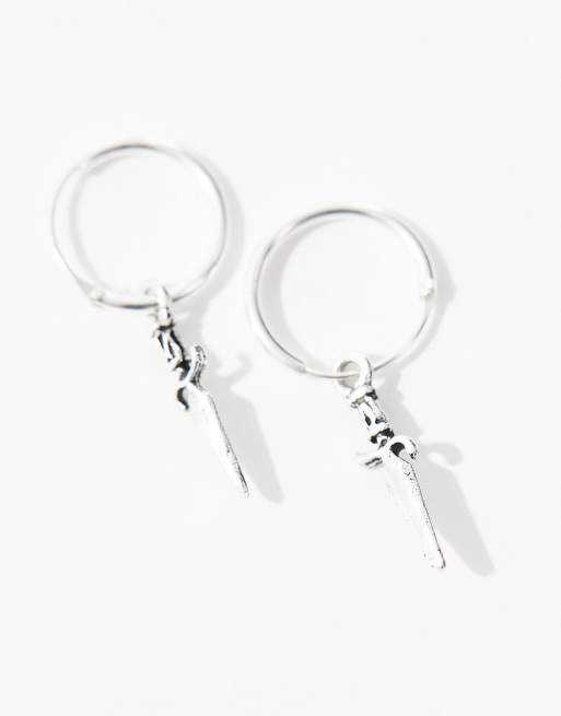 Ciondolo teschio in argento sterling con spada e scudo