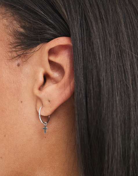 Kingsley Ryan - Orecchini a cerchio in argento sterling con charm a forma di croce - view 1