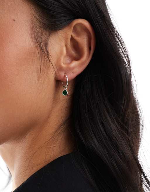 Kingsley Ryan - Orecchini a cerchio in argento sterling con charm con cristallo verde
