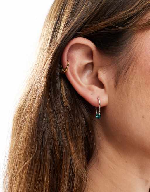 Kingsley Ryan - Orecchini a cerchio in argento sterling con charm in cristallo blu acceso