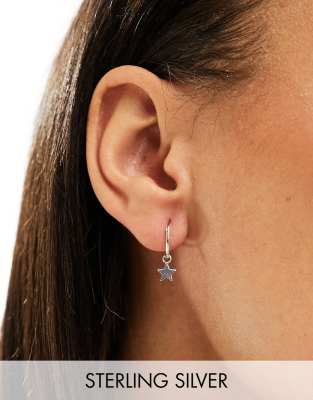 Kingsley Ryan - Orecchini a cerchio in argento sterling con charms a forma di luna e stella