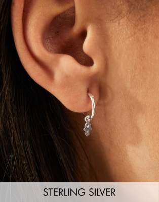 Kingsley Ryan - Orecchini a cerchio in argento sterling con occhio e mano