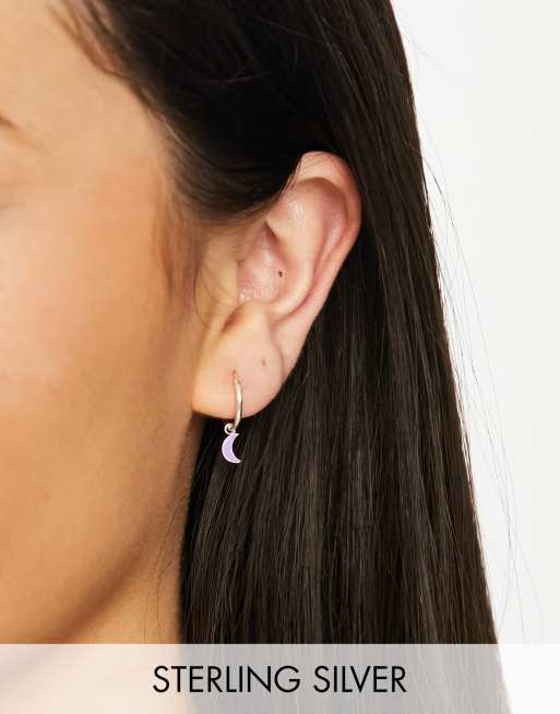 Kingsley Ryan - Orecchini a cerchio piccoli in argento sterling con charms a mezzaluna smaltata