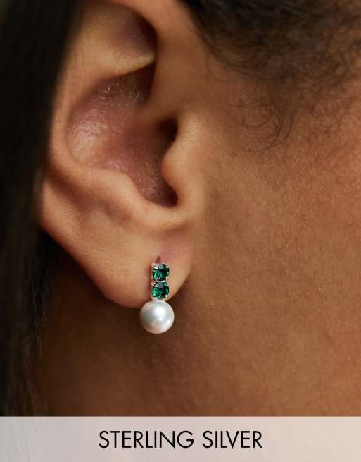Kingsley Ryan - Orecchini in argento sterling con perla e pietre incastonate verde smeraldo